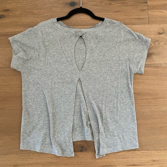 Good condition! Beyond Yoga Keep In Line Split Back Ribbed Tee Size S - Picture 4 of 4